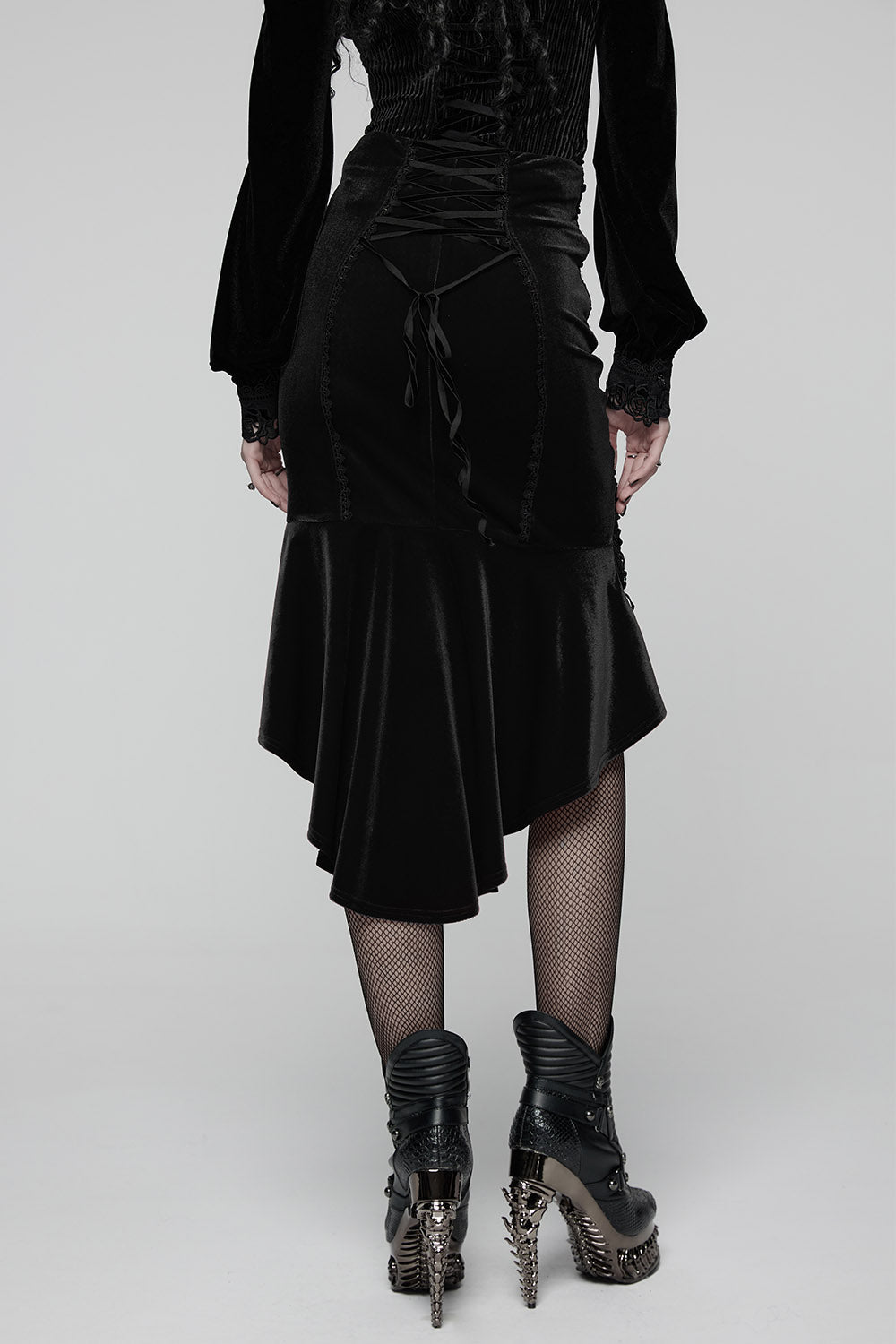 Bloomthorn Manor Velvet Skirt [Black]
