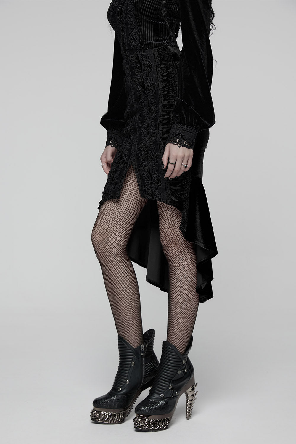 Bloomthorn Manor Velvet Skirt [Black]