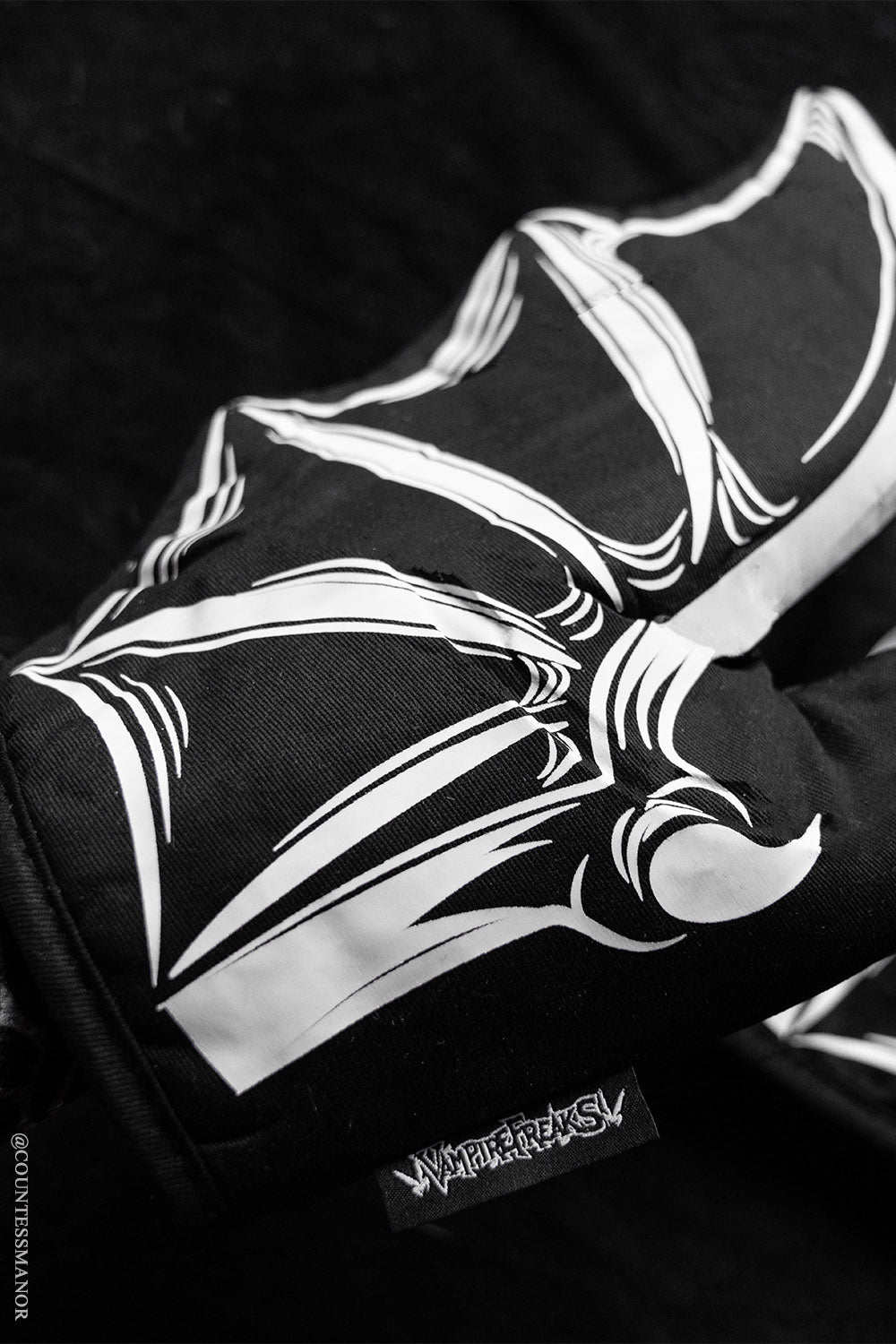 Batwing Oven Mitts [Set of 2]